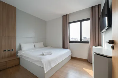 Deluxe One-Bedroom Apartment with City View — Moonlit Suites Hotel